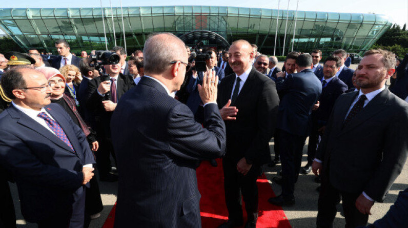 الرئيس أردوغان يغادر أذربيجان عائدا إلى تركيا